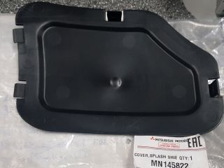 bontott MITSUBISHI COLT Jobb első Dobbetét (Kerékjárati, Műanyag)