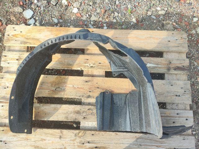 bontott MITSUBISHI COLT Jobb első Dobbetét (Kerékjárati, Műanyag)