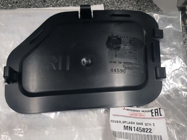 bontott MITSUBISHI COLT Jobb első Dobbetét (Kerékjárati, Műanyag)