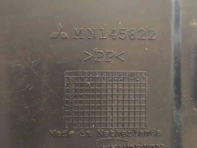 bontott MITSUBISHI COLT Jobb első Első Dobbetét (Kerékjárati, Műanyag)