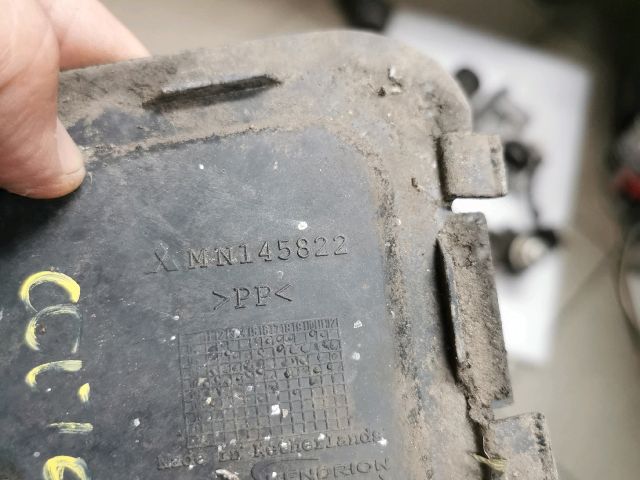 bontott MITSUBISHI COLT Jobb első Első Dobbetét (Kerékjárati, Műanyag)