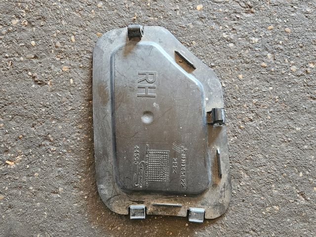 bontott MITSUBISHI COLT Jobb első Első Dobbetét (Kerékjárati, Műanyag)