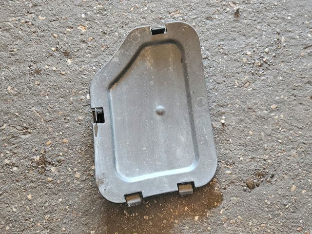 bontott MITSUBISHI COLT Jobb első Első Dobbetét (Kerékjárati, Műanyag)