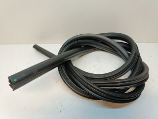 bontott MITSUBISHI COLT Jobb első Gumikéder