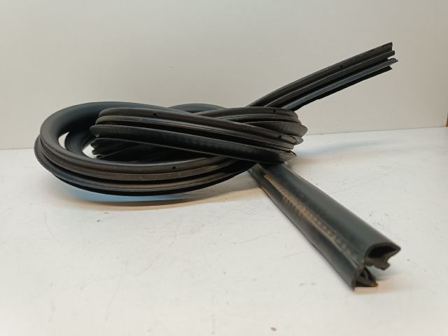 bontott MITSUBISHI COLT Jobb első Gumikéder