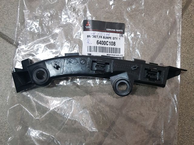 bontott MITSUBISHI COLT Jobb első Lökhárító Tartó (Műanyag)