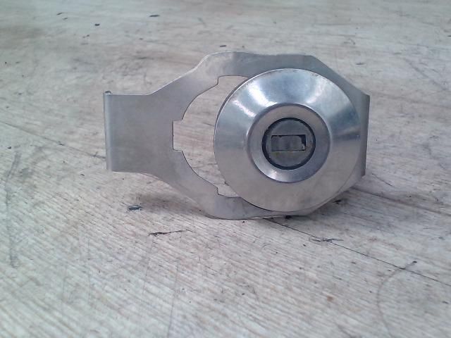 bontott MITSUBISHI COLT Jobb első Zárbetét