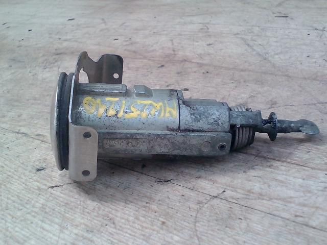 bontott MITSUBISHI COLT Jobb első Zárbetét