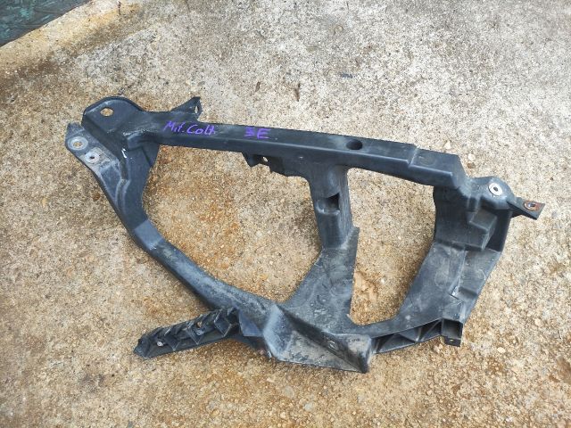 bontott MITSUBISHI COLT Jobb Fényszóró Lámpakeret