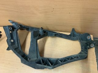 bontott MITSUBISHI COLT Jobb Fényszóró Tartó