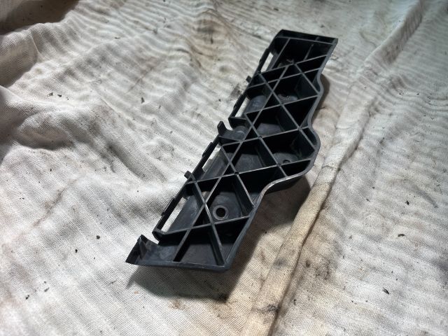 bontott MITSUBISHI COLT Jobb hátsó Lökhárító Tartó (Műanyag)