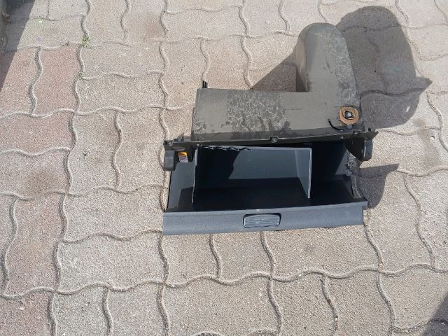 bontott MITSUBISHI COLT Kesztyűtartó