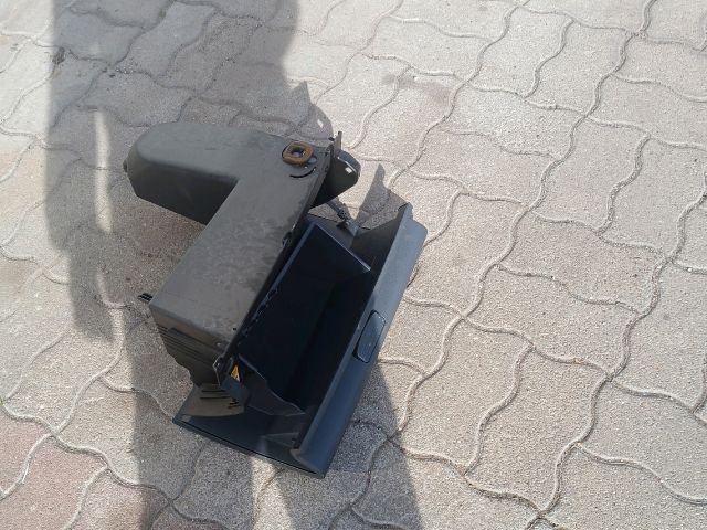 bontott MITSUBISHI COLT Kesztyűtartó