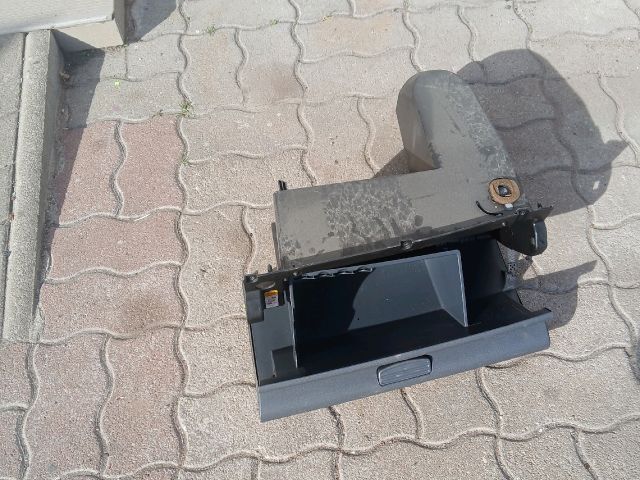 bontott MITSUBISHI COLT Kesztyűtartó