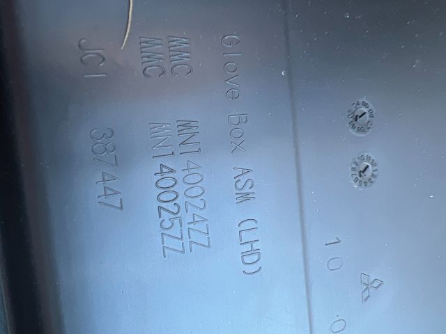 bontott MITSUBISHI COLT Kesztyűtartó