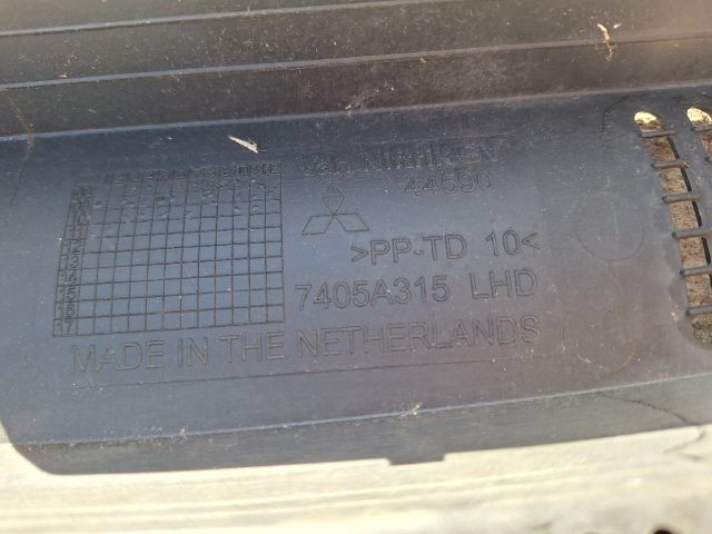 bontott MITSUBISHI COLT Levélrács