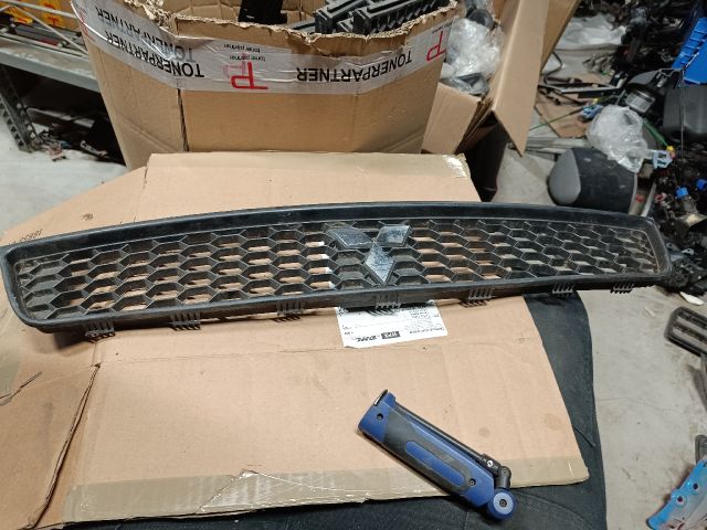 bontott MITSUBISHI COLT Motorháztető Díszrács