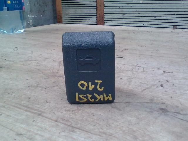 bontott MITSUBISHI COLT Motorháztető Nyitó Kar / Gomb