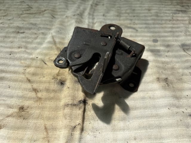 bontott MITSUBISHI COLT Motorháztető Zárszerkezet