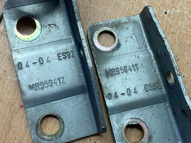 bontott MITSUBISHI COLT Motorháztető Zsanér Pár