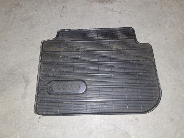 bontott MITSUBISHI COLT Padlószőnyeg