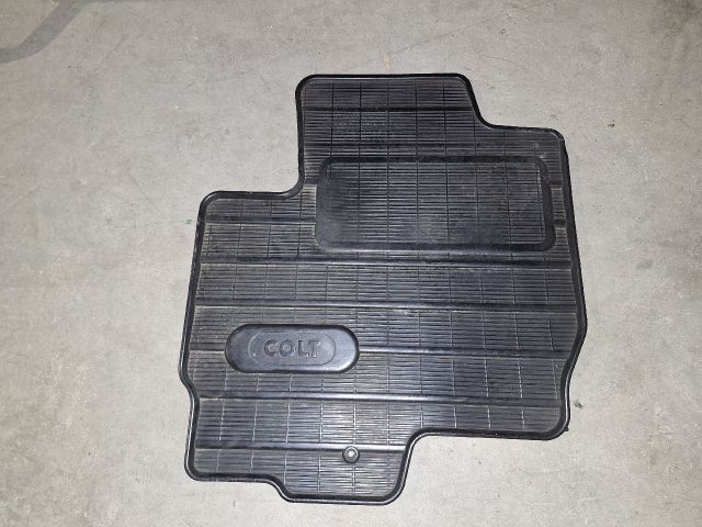 bontott MITSUBISHI COLT Padlószőnyeg