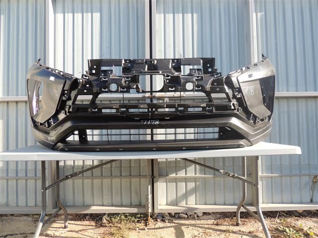 bontott MITSUBISHI ECLIPSE CROSS Első Lökhárító (Részeivel)