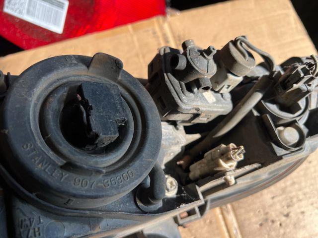 bontott MITSUBISHI GALANT Bal Fényszóró