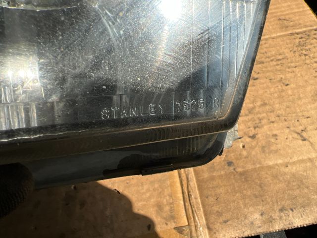 bontott MITSUBISHI GALANT Jobb Fényszóró