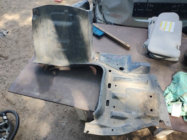 bontott MITSUBISHI GRANDIS Bal első Dobbetét (Kerékjárati, Műanyag)