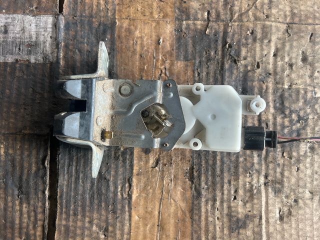 bontott MITSUBISHI GRANDIS Csomagtérajtó Zárszerkezet