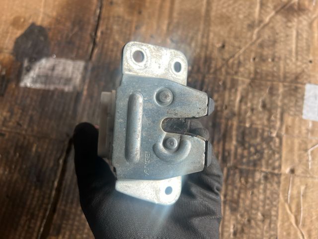 bontott MITSUBISHI GRANDIS Csomagtérajtó Zárszerkezet