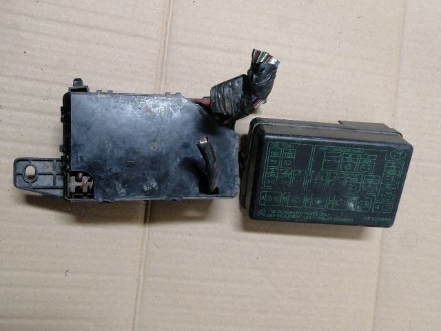 bontott MITSUBISHI L 200 Biztosítéktábla Motortér