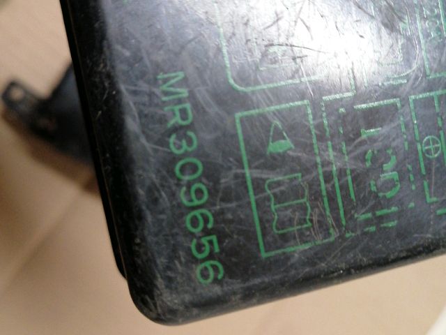 bontott MITSUBISHI L 200 Biztosítéktábla Motortér