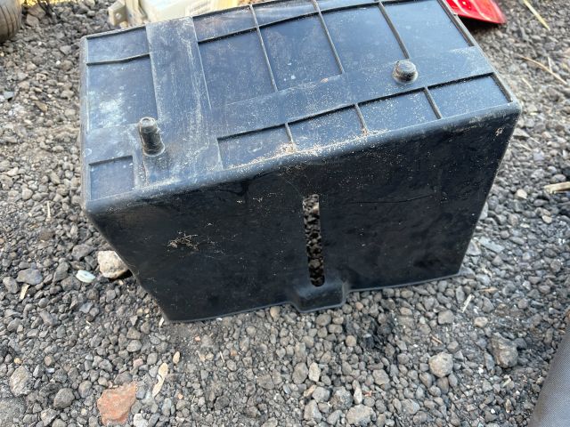 bontott MITSUBISHI L 200 Akkumulátor Fedél