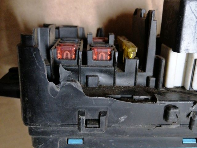 bontott MITSUBISHI L 200 Biztosítéktábla Motortér