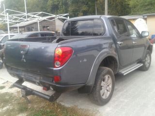 bontott MITSUBISHI L 200 Bal első Sárvédő Gumi