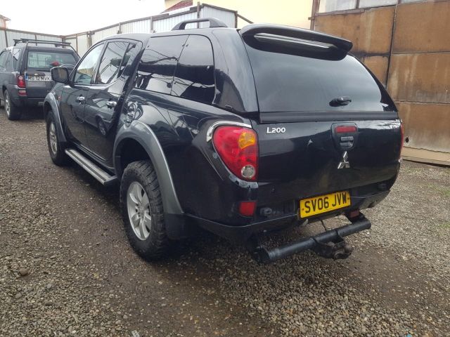 bontott MITSUBISHI L 200 Bal hátsó Ajtó (Üres lemez)