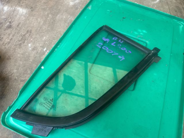 bontott MITSUBISHI L 200 Bal hátsó Fixüveg (Ajtóban)