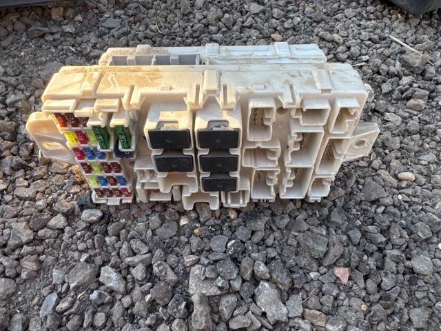 bontott MITSUBISHI L 200 Biztosítéktábla Utastér