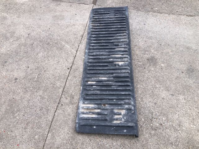 bontott MITSUBISHI L 200 Csomagtérajtó Kárpit