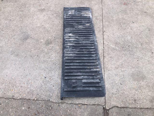 bontott MITSUBISHI L 200 Csomagtérajtó Kárpit