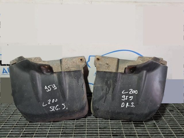 bontott MITSUBISHI L 200 Hátsó Sárvédő Gumi Pár