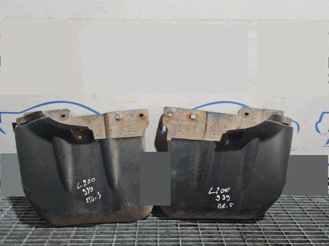 bontott MITSUBISHI L 200 Hátsó Sárvédő Gumi Pár