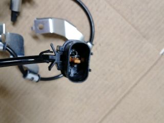 bontott MITSUBISHI L 200 Jobb első ABS Jeladó