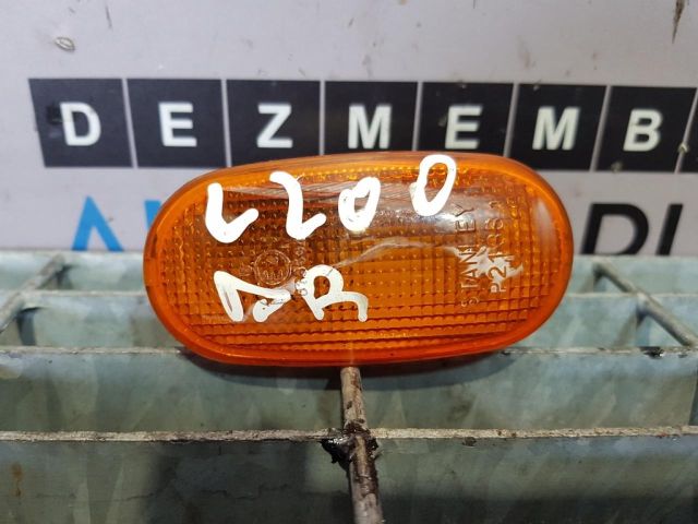 bontott MITSUBISHI L 200 Jobb első Sárvédő Irányjelző