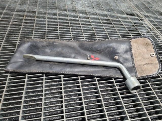 bontott MITSUBISHI L 200 Szerszámkészlet