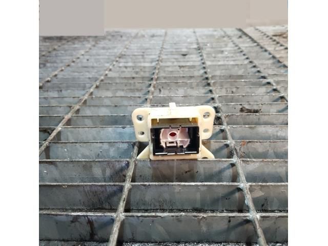 bontott MITSUBISHI L 200 Vészvillogó Kapcsoló