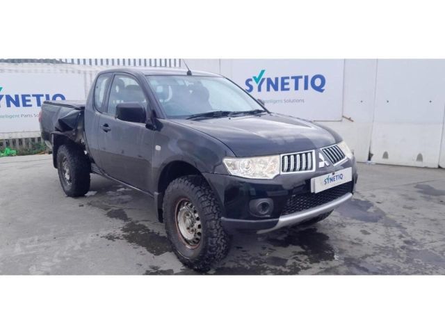 bontott MITSUBISHI L 200 Vészvillogó Kapcsoló