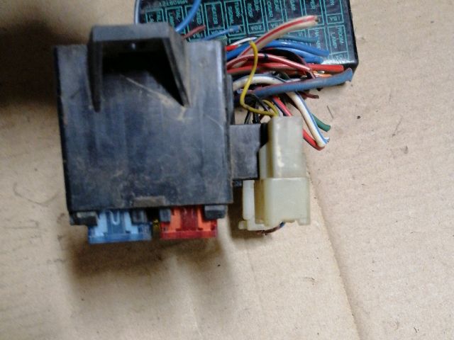 bontott MITSUBISHI L 300 Biztosítéktábla Motortér